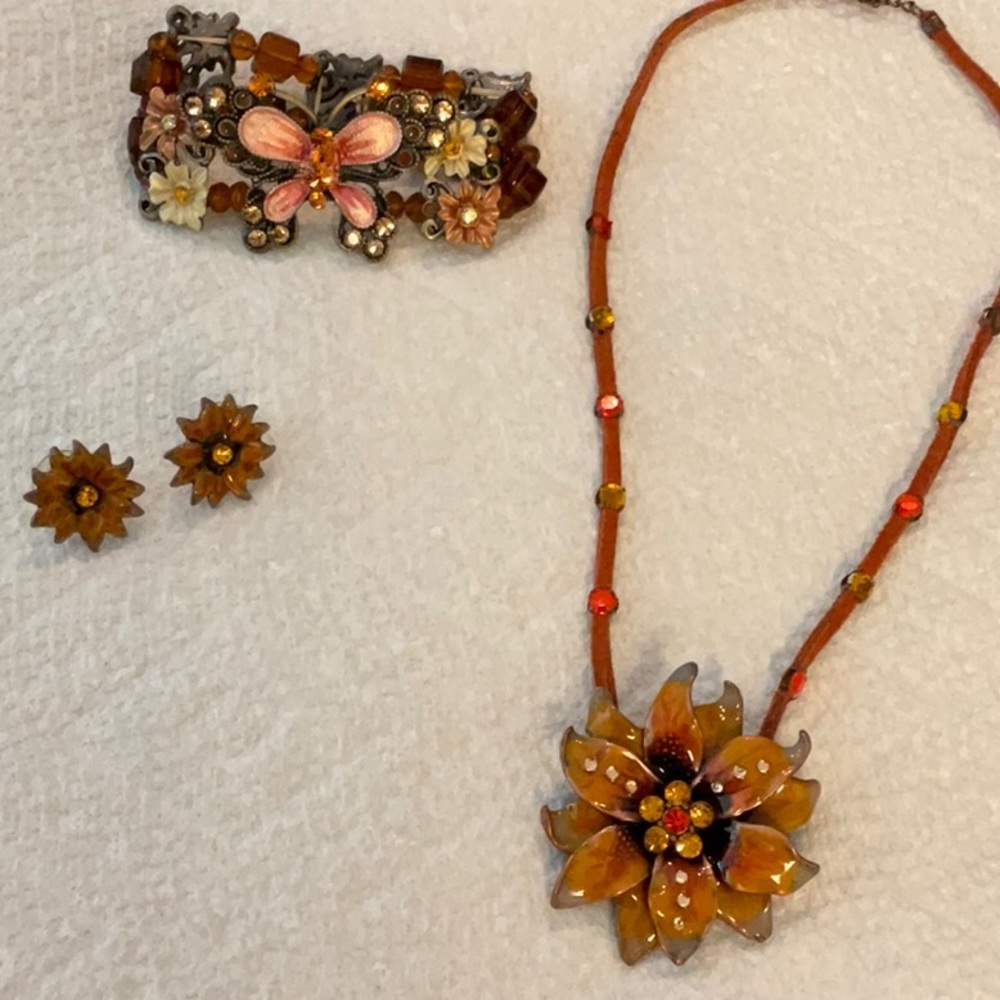 Stunning flower necklace, stretchy bracelet and pierced earrings. Brand new!!